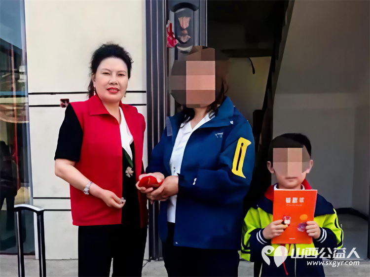 以爱为名步履不停----长治市爱心妈妈志愿服务协会的爱心妈妈们奔赴屯留为单亲妈妈两个尚未长大的孩子贫困家庭送帮扶大米面粉食用油衣物及12000元捐款 - 第14张 - 山西公益人 以爱为名步履不停----长治市爱心妈妈志愿服务协会的爱心妈妈们奔赴屯留为单亲妈妈两个尚未长大的孩子贫困家庭送帮扶大米面粉食用油衣物及12000元捐款 - 第14张
