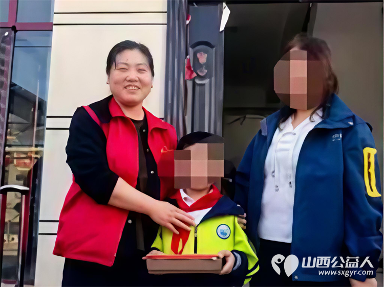 以爱为名步履不停----长治市爱心妈妈志愿服务协会的爱心妈妈们奔赴屯留为单亲妈妈两个尚未长大的孩子贫困家庭送帮扶大米面粉食用油衣物及12000元捐款 - 第13张 - 山西公益人 以爱为名步履不停----长治市爱心妈妈志愿服务协会的爱心妈妈们奔赴屯留为单亲妈妈两个尚未长大的孩子贫困家庭送帮扶大米面粉食用油衣物及12000元捐款 - 第13张