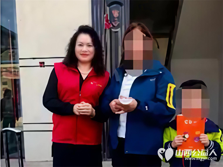 以爱为名步履不停----长治市爱心妈妈志愿服务协会的爱心妈妈们奔赴屯留为单亲妈妈两个尚未长大的孩子贫困家庭送帮扶大米面粉食用油衣物及12000元捐款 - 第11张 - 山西公益人 以爱为名步履不停----长治市爱心妈妈志愿服务协会的爱心妈妈们奔赴屯留为单亲妈妈两个尚未长大的孩子贫困家庭送帮扶大米面粉食用油衣物及12000元捐款 - 第11张