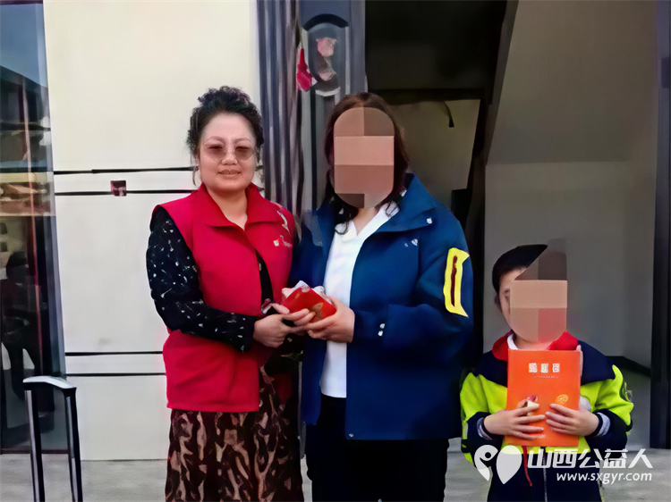 以爱为名步履不停----长治市爱心妈妈志愿服务协会的爱心妈妈们奔赴屯留为单亲妈妈两个尚未长大的孩子贫困家庭送帮扶大米面粉食用油衣物及12000元捐款 - 第8张 - 山西公益人 以爱为名步履不停----长治市爱心妈妈志愿服务协会的爱心妈妈们奔赴屯留为单亲妈妈两个尚未长大的孩子贫困家庭送帮扶大米面粉食用油衣物及12000元捐款 - 第8张