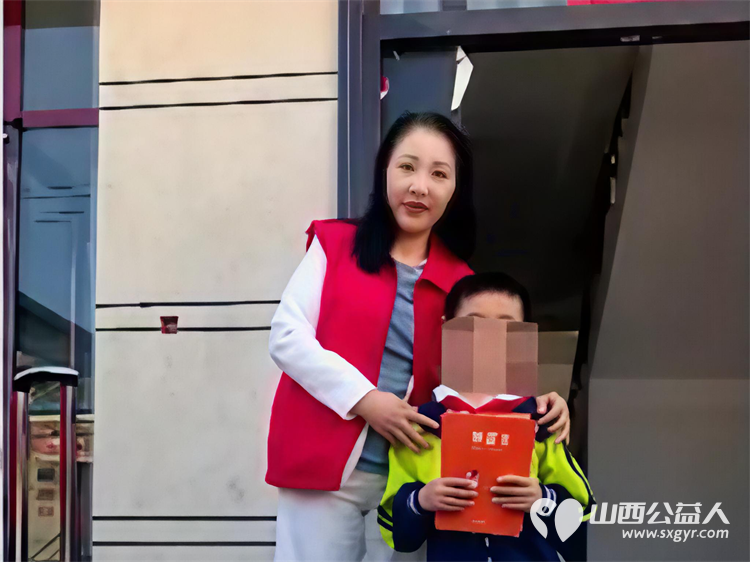以爱为名步履不停----长治市爱心妈妈志愿服务协会的爱心妈妈们奔赴屯留为单亲妈妈两个尚未长大的孩子贫困家庭送帮扶大米面粉食用油衣物及12000元捐款 - 第9张 - 山西公益人 以爱为名步履不停----长治市爱心妈妈志愿服务协会的爱心妈妈们奔赴屯留为单亲妈妈两个尚未长大的孩子贫困家庭送帮扶大米面粉食用油衣物及12000元捐款 - 第9张