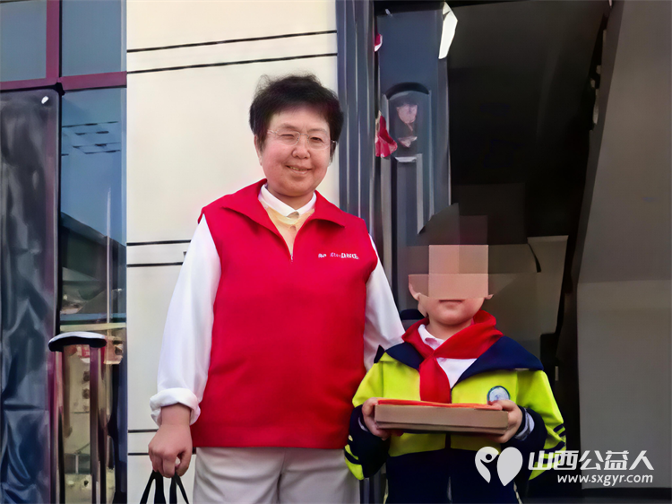 以爱为名步履不停----长治市爱心妈妈志愿服务协会的爱心妈妈们奔赴屯留为单亲妈妈两个尚未长大的孩子贫困家庭送帮扶大米面粉食用油衣物及12000元捐款 - 第6张 - 山西公益人 以爱为名步履不停----长治市爱心妈妈志愿服务协会的爱心妈妈们奔赴屯留为单亲妈妈两个尚未长大的孩子贫困家庭送帮扶大米面粉食用油衣物及12000元捐款 - 第6张