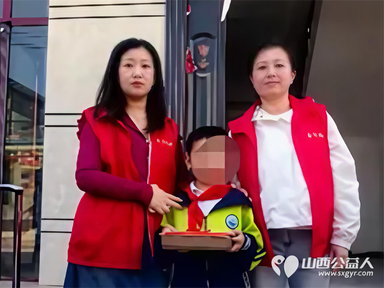 以爱为名步履不停----长治市爱心妈妈志愿服务协会的爱心妈妈们奔赴屯留为单亲妈妈两个尚未长大的孩子贫困家庭送帮扶大米面粉食用油衣物及12000元捐款 - 第7张 - 山西公益人 以爱为名步履不停----长治市爱心妈妈志愿服务协会的爱心妈妈们奔赴屯留为单亲妈妈两个尚未长大的孩子贫困家庭送帮扶大米面粉食用油衣物及12000元捐款 - 第7张