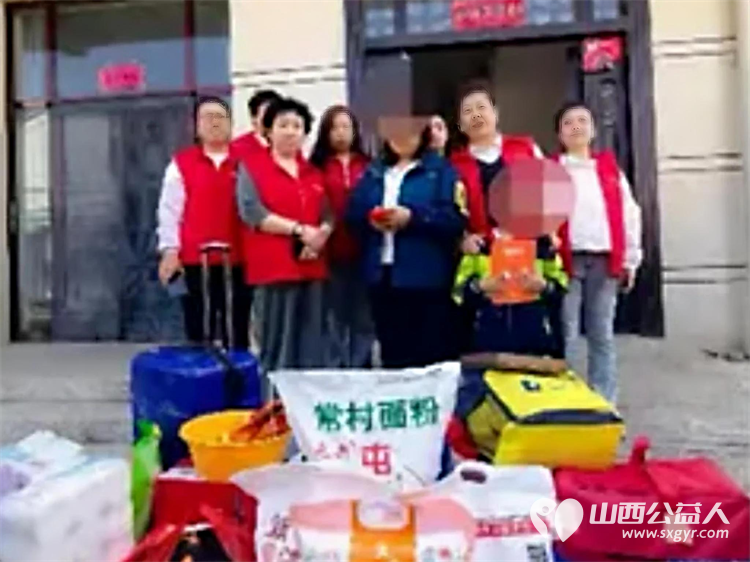 以爱为名步履不停----长治市爱心妈妈志愿服务协会的爱心妈妈们奔赴屯留为单亲妈妈两个尚未长大的孩子贫困家庭送帮扶大米面粉食用油衣物及12000元捐款 - 第5张 - 山西公益人 以爱为名步履不停----长治市爱心妈妈志愿服务协会的爱心妈妈们奔赴屯留为单亲妈妈两个尚未长大的孩子贫困家庭送帮扶大米面粉食用油衣物及12000元捐款 - 第5张