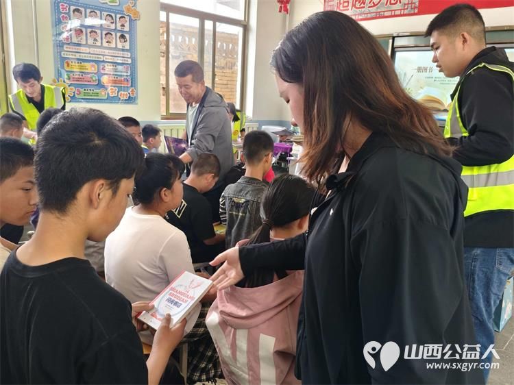 汇聚微薄爱心成全孩童心愿|文水县多方联动开展六一微心愿圆梦行动文水县爱心帮扶志愿者协会在北张乡西宜亭学校为困境儿童送上节日的温暖与祝福 - 第8张 - 山西公益人 汇聚微薄爱心成全孩童心愿|文水县多方联动开展六一微心愿圆梦行动文水县爱心帮扶志愿者协会在北张乡西宜亭学校为困境儿童送上节日的温暖与祝福 - 第8张
