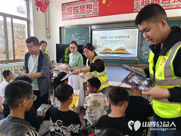 汇聚微薄爱心成全孩童心愿|文水县多方联动开展六一微心愿圆梦行动文水县爱心帮扶志愿者协会在北张乡西宜亭学校为困境儿童送上节日的温暖与祝福 - 第6张 - 山西公益人 汇聚微薄爱心成全孩童心愿|文水县多方联动开展六一微心愿圆梦行动文水县爱心帮扶志愿者协会在北张乡西宜亭学校为困境儿童送上节日的温暖与祝福 - 第6张