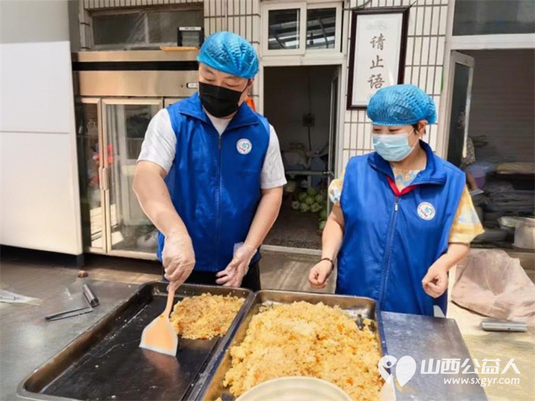 奉献如诗 长治市小雨点公益志愿者协会志愿者5月30日来到隆福饭店免费素食餐厅为那里的老人义务帮厨义务理发 - 第9张