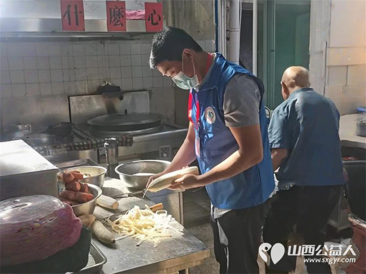 奉献如诗 长治市小雨点公益志愿者协会志愿者5月30日来到隆福饭店免费素食餐厅为那里的老人义务帮厨义务理发 - 第6张