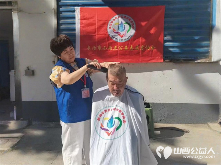 奉献如诗 长治市小雨点公益志愿者协会志愿者5月30日来到隆福饭店免费素食餐厅为那里的老人义务帮厨义务理发 - 第3张
