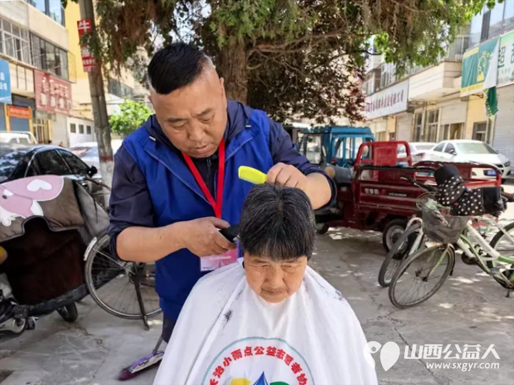 奉献如诗 长治市小雨点公益志愿者协会志愿者5月30日来到隆福饭店免费素食餐厅为那里的老人义务帮厨义务理发 - 第4张