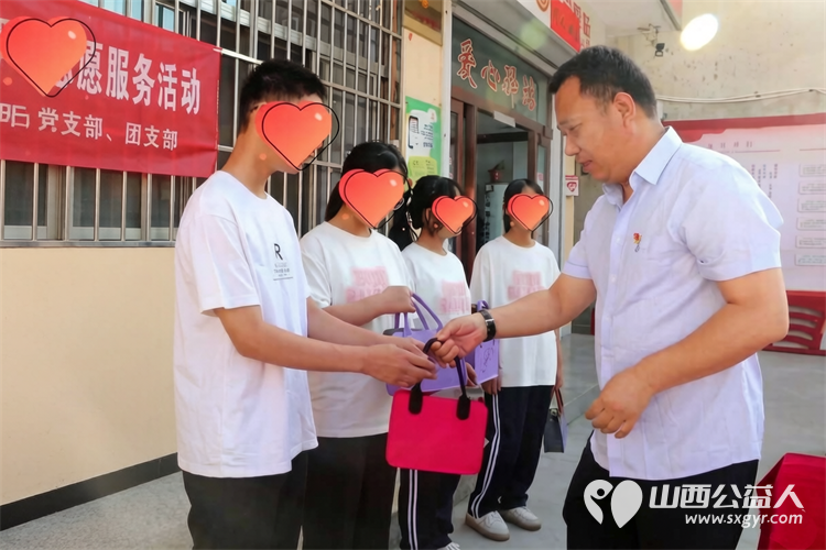 童心向党爱满六一困境儿童被温暖包围 2026年运城市妇联爱心妈妈主题关爱活动温情启幕盐湖区志愿者协会志愿者带领协会长期关注的困境儿童共同参与了这场充满爱与希望的活动 - 第15张 - 山西公益人 童心向党爱满六一困境儿童被温暖包围 2026年运城市妇联爱心妈妈主题关爱活动温情启幕盐湖区志愿者协会志愿者带领协会长期关注的困境儿童共同参与了这场充满爱与希望的活动 - 第15张