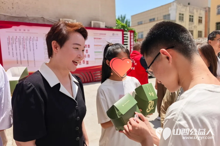 童心向党爱满六一困境儿童被温暖包围 2026年运城市妇联爱心妈妈主题关爱活动温情启幕盐湖区志愿者协会志愿者带领协会长期关注的困境儿童共同参与了这场充满爱与希望的活动 - 第13张 - 山西公益人 童心向党爱满六一困境儿童被温暖包围 2026年运城市妇联爱心妈妈主题关爱活动温情启幕盐湖区志愿者协会志愿者带领协会长期关注的困境儿童共同参与了这场充满爱与希望的活动 - 第13张