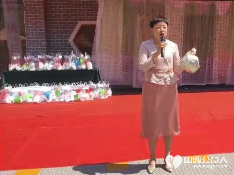 长治市小雨点公益志愿者协会王新丽副会长组织明珠幼儿园六一公益义卖活动本次义卖活动共筹集善款1100元所有善款将全部用于启明星智障儿童为他们送去温暖与关怀 - 第1张 - 山西公益人 长治市小雨点公益志愿者协会王新丽副会长组织明珠幼儿园六一公益义卖活动本次义卖活动共筹集善款1100元所有善款将全部用于启明星智障儿童为他们送去温暖与关怀 - 第1张