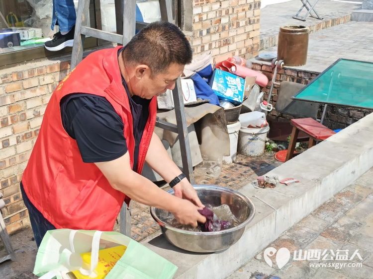 介休市敬老协会志愿者走进义安镇北盐场村入户80岁曹逢福老人家中为老人打扫室内外卫生理发做饭包饺子 - 第11张