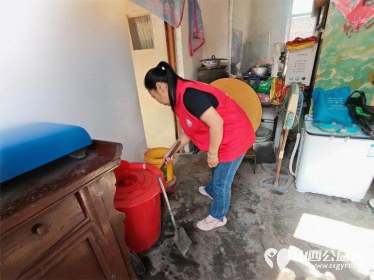 介休市敬老协会志愿者走进义安镇北盐场村入户80岁曹逢福老人家中为老人打扫室内外卫生理发做饭包饺子 - 第12张