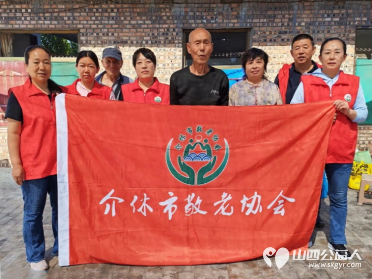 介休市敬老协会志愿者走进义安镇北盐场村入户80岁曹逢福老人家中为老人打扫室内外卫生理发做饭包饺子 - 第1张
