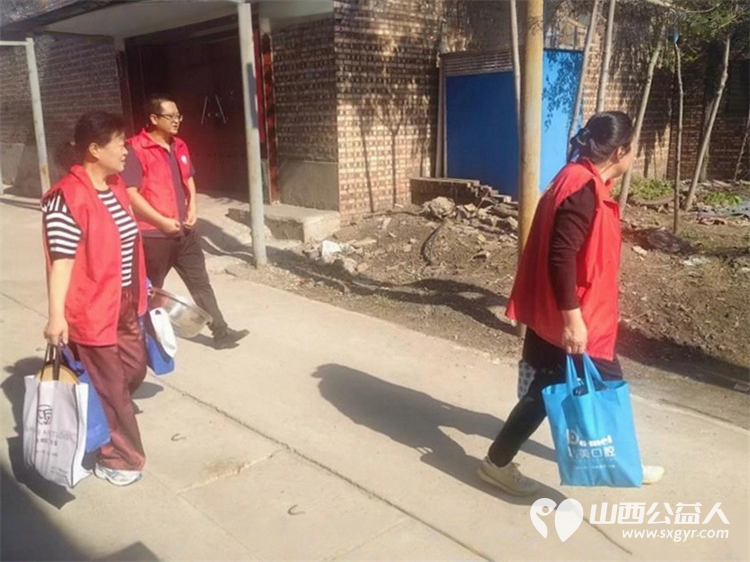 介休市敬老协会志愿者走进义安镇北辛武村入户87岁刘兆元老人家中为老人打扫室内外卫生刷洗锅碗瓢盆理发做饭包饺子 - 第3张