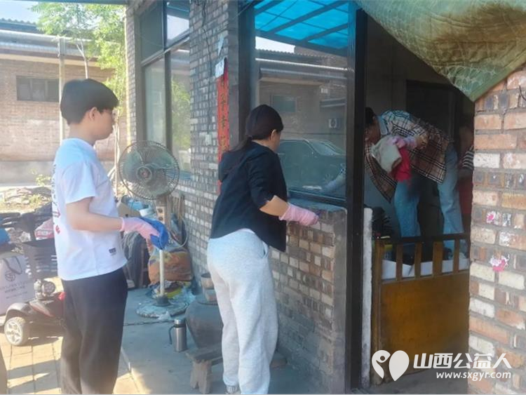 介休市敬老协会志愿者走进义安镇北辛武村入户87岁刘兆元老人家中为老人打扫室内外卫生刷洗锅碗瓢盆理发做饭包饺子 - 第11张