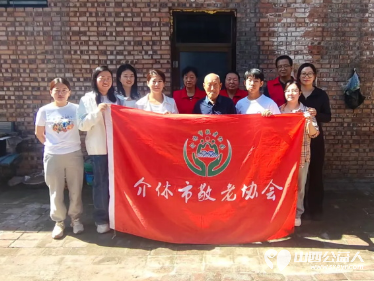 介休市敬老协会走进义安镇北辛武村入户88岁郭树信老人家中为老人打扫室内外卫生刷洗锅碗瓢盆理发做饭包饺子 - 第1张