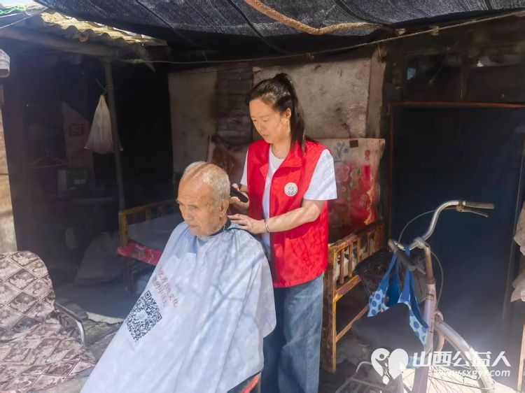 介休市敬老协会走进义安镇北辛武村85岁曹玉云老人家中为老人打扫室内外卫生刷洗锅碗瓢盆理发做饭包饺子 - 第5张