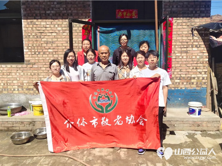 介休市敬老协会走进义安镇北辛武村85岁曹玉云老人家中为老人打扫室内外卫生刷洗锅碗瓢盆理发做饭包饺子 - 第1张