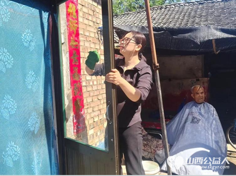 介休市敬老协会走进义安镇北辛武村85岁曹玉云老人家中为老人打扫室内外卫生刷洗锅碗瓢盆理发做饭包饺子 - 第4张