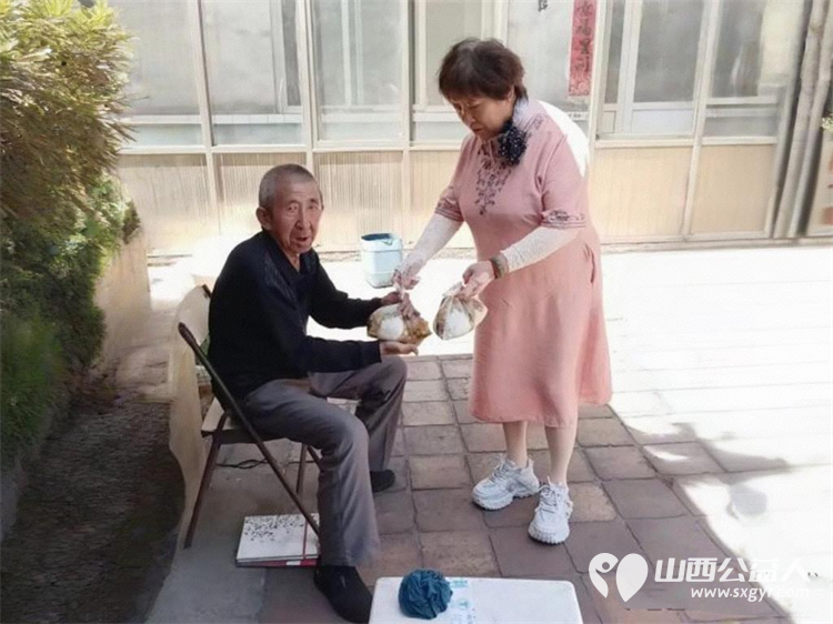 一碗素斋里的代际传承：六一儿童节长治市小雨点公益志愿者协会在长治雨花斋二部的温情一日给一群特殊的老小孩度过一个充满温情的节日 - 第21张