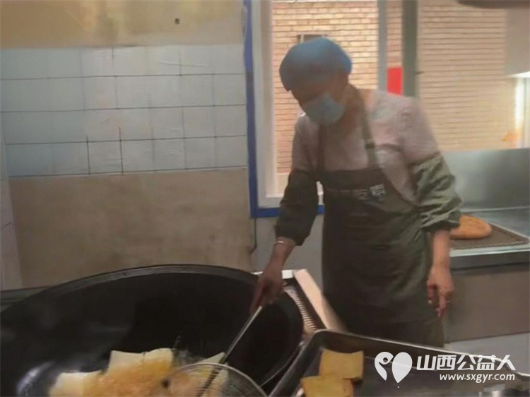 一碗素斋里的代际传承：六一儿童节长治市小雨点公益志愿者协会在长治雨花斋二部的温情一日给一群特殊的老小孩度过一个充满温情的节日 - 第7张