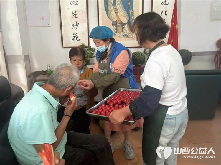 一碗素斋里的代际传承：六一儿童节长治市小雨点公益志愿者协会在长治雨花斋二部的温情一日给一群特殊的老小孩度过一个充满温情的节日 - 第16张