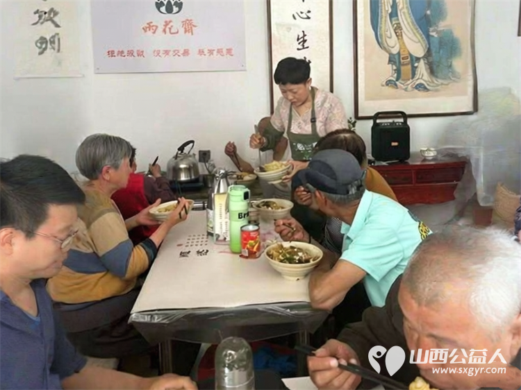 一碗素斋里的代际传承：六一儿童节长治市小雨点公益志愿者协会在长治雨花斋二部的温情一日给一群特殊的老小孩度过一个充满温情的节日 - 第4张