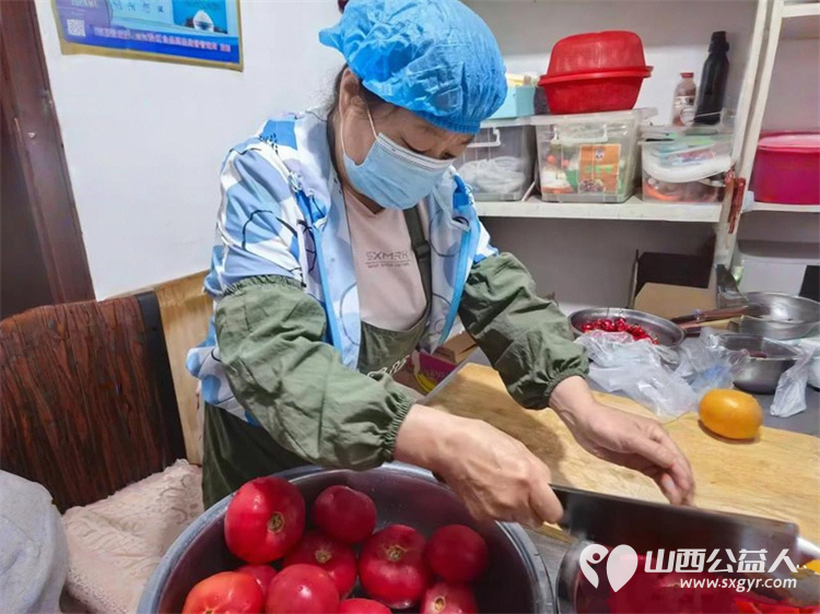 一碗素斋里的代际传承：六一儿童节长治市小雨点公益志愿者协会在长治雨花斋二部的温情一日给一群特殊的老小孩度过一个充满温情的节日 - 第15张