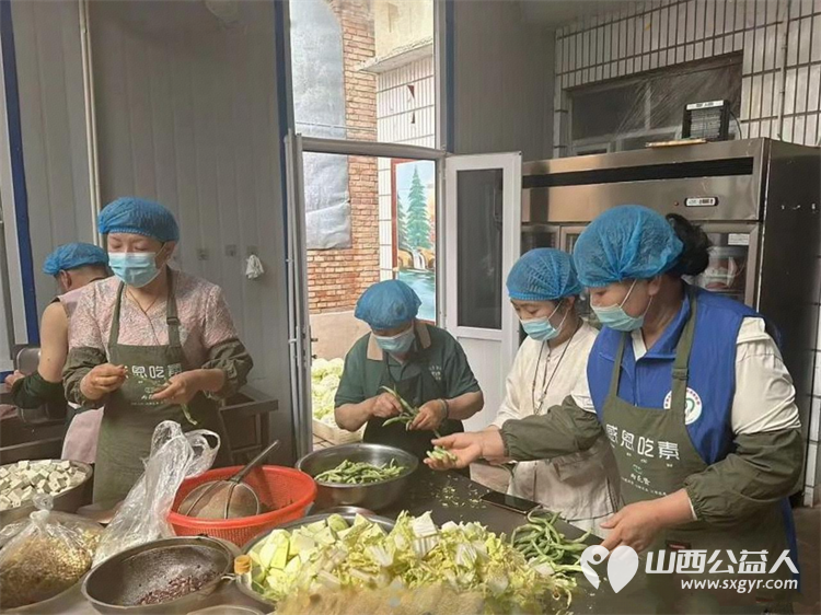 一碗素斋里的代际传承：六一儿童节长治市小雨点公益志愿者协会在长治雨花斋二部的温情一日给一群特殊的老小孩度过一个充满温情的节日 - 第14张