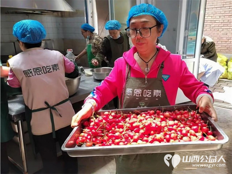 一碗素斋里的代际传承：六一儿童节长治市小雨点公益志愿者协会在长治雨花斋二部的温情一日给一群特殊的老小孩度过一个充满温情的节日 - 第9张