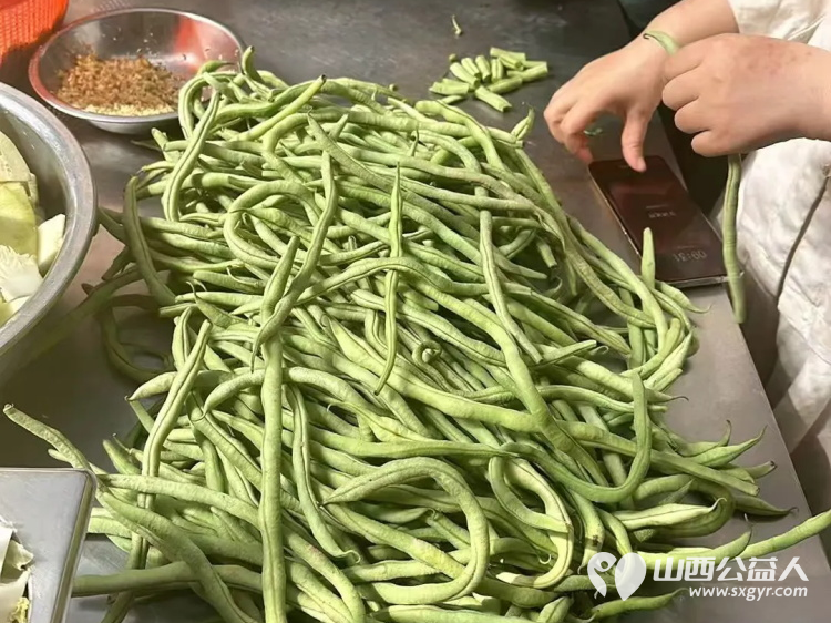 一碗素斋里的代际传承：六一儿童节长治市小雨点公益志愿者协会在长治雨花斋二部的温情一日给一群特殊的老小孩度过一个充满温情的节日 - 第3张
