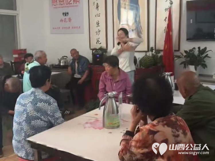 一碗素斋里的代际传承：六一儿童节长治市小雨点公益志愿者协会在长治雨花斋二部的温情一日给一群特殊的老小孩度过一个充满温情的节日 - 第11张