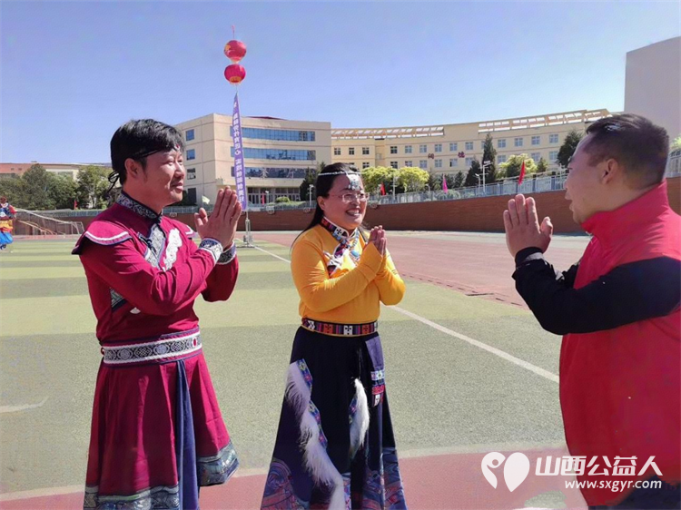 寿阳县卡卡公益联合爱心企业鼎盛源煤层气开发有限公司走进城西小学开展节日慰问共赠送书包马克笔碳素笔笔记本等文具460份物资总价值12800余元 - 第7张