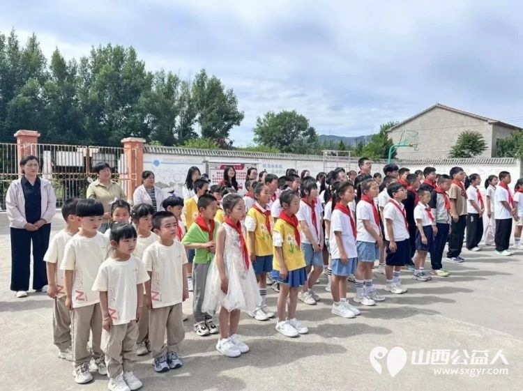长治市正能量公益协会志愿服务团队三队走进屯留区西流寨中心校举办欢度六一关爱乡村留守儿童爱润童心拥抱长往美好未来捐赠关爱活动捐赠了书包文具盒等学习和体育用品 - 第14张 - 山西公益人 长治市正能量公益协会志愿服务团队三队走进屯留区西流寨中心校举办欢度六一关爱乡村留守儿童爱润童心拥抱长往美好未来捐赠关爱活动捐赠了书包文具盒等学习和体育用品 - 第14张
