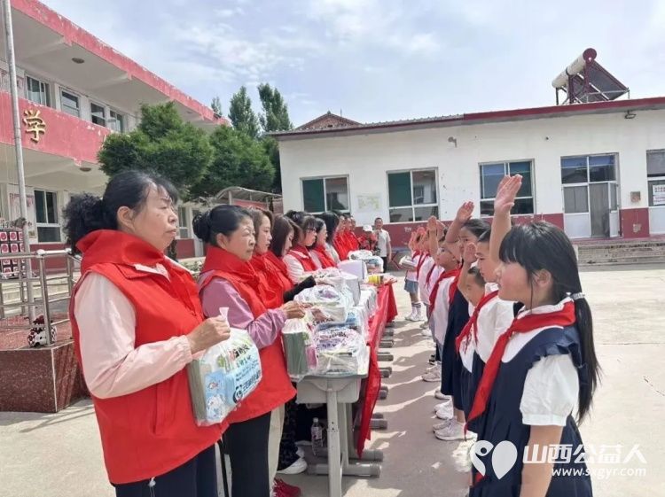长治市正能量公益协会志愿服务团队三队走进屯留区西流寨中心校举办欢度六一关爱乡村留守儿童爱润童心拥抱长往美好未来捐赠关爱活动捐赠了书包文具盒等学习和体育用品 - 第21张 - 山西公益人 长治市正能量公益协会志愿服务团队三队走进屯留区西流寨中心校举办欢度六一关爱乡村留守儿童爱润童心拥抱长往美好未来捐赠关爱活动捐赠了书包文具盒等学习和体育用品 - 第21张