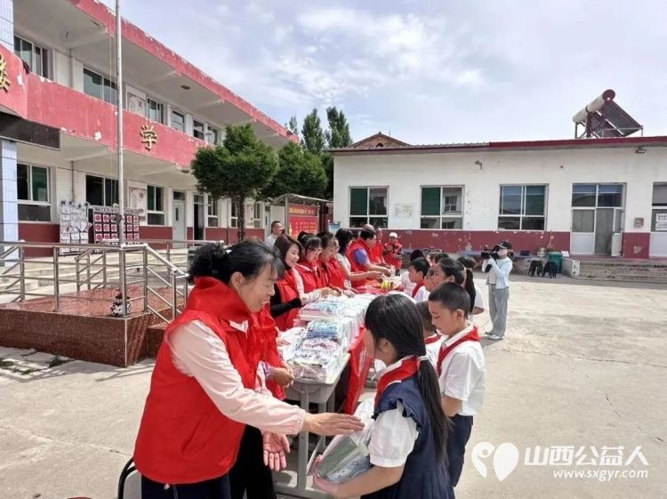 长治市正能量公益协会志愿服务团队三队走进屯留区西流寨中心校举办欢度六一关爱乡村留守儿童爱润童心拥抱长往美好未来捐赠关爱活动捐赠了书包文具盒等学习和体育用品 - 第22张 - 山西公益人 长治市正能量公益协会志愿服务团队三队走进屯留区西流寨中心校举办欢度六一关爱乡村留守儿童爱润童心拥抱长往美好未来捐赠关爱活动捐赠了书包文具盒等学习和体育用品 - 第22张