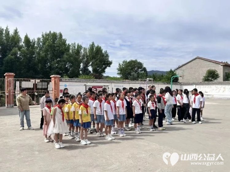 长治市正能量公益协会志愿服务团队三队走进屯留区西流寨中心校举办欢度六一关爱乡村留守儿童爱润童心拥抱长往美好未来捐赠关爱活动捐赠了书包文具盒等学习和体育用品 - 第16张 - 山西公益人 长治市正能量公益协会志愿服务团队三队走进屯留区西流寨中心校举办欢度六一关爱乡村留守儿童爱润童心拥抱长往美好未来捐赠关爱活动捐赠了书包文具盒等学习和体育用品 - 第16张