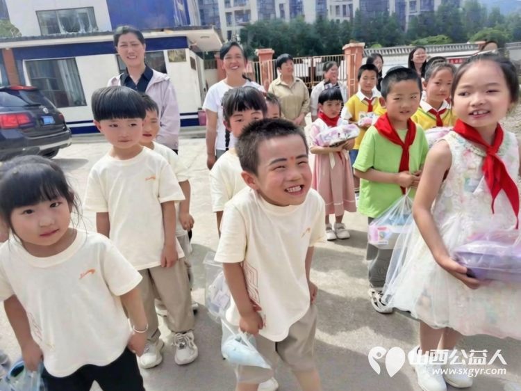 长治市正能量公益协会志愿服务团队三队走进屯留区西流寨中心校举办欢度六一关爱乡村留守儿童爱润童心拥抱长往美好未来捐赠关爱活动捐赠了书包文具盒等学习和体育用品 - 第24张 - 山西公益人 长治市正能量公益协会志愿服务团队三队走进屯留区西流寨中心校举办欢度六一关爱乡村留守儿童爱润童心拥抱长往美好未来捐赠关爱活动捐赠了书包文具盒等学习和体育用品 - 第24张