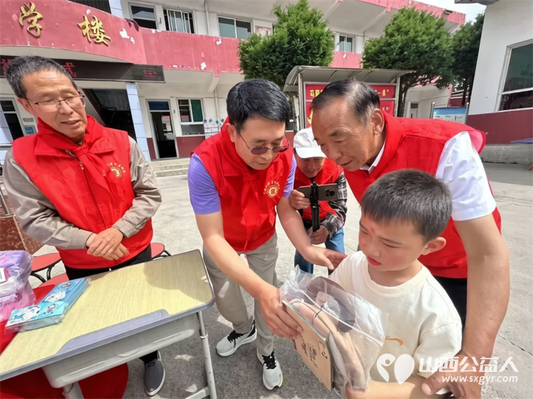 长治市正能量公益协会志愿服务团队三队走进屯留区西流寨中心校举办欢度六一关爱乡村留守儿童爱润童心拥抱长往美好未来捐赠关爱活动捐赠了书包文具盒等学习和体育用品 - 第6张 - 山西公益人 长治市正能量公益协会志愿服务团队三队走进屯留区西流寨中心校举办欢度六一关爱乡村留守儿童爱润童心拥抱长往美好未来捐赠关爱活动捐赠了书包文具盒等学习和体育用品 - 第6张