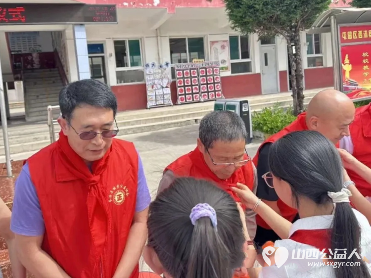 长治市正能量公益协会志愿服务团队三队走进屯留区西流寨中心校举办欢度六一关爱乡村留守儿童爱润童心拥抱长往美好未来捐赠关爱活动捐赠了书包文具盒等学习和体育用品 - 第3张 - 山西公益人 长治市正能量公益协会志愿服务团队三队走进屯留区西流寨中心校举办欢度六一关爱乡村留守儿童爱润童心拥抱长往美好未来捐赠关爱活动捐赠了书包文具盒等学习和体育用品 - 第3张