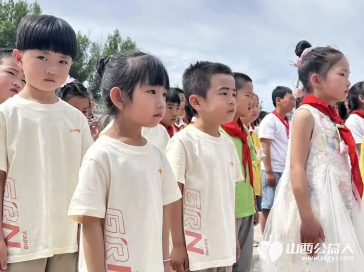 长治市正能量公益协会志愿服务团队三队走进屯留区西流寨中心校举办欢度六一关爱乡村留守儿童爱润童心拥抱长往美好未来捐赠关爱活动捐赠了书包文具盒等学习和体育用品 - 第19张 - 山西公益人 长治市正能量公益协会志愿服务团队三队走进屯留区西流寨中心校举办欢度六一关爱乡村留守儿童爱润童心拥抱长往美好未来捐赠关爱活动捐赠了书包文具盒等学习和体育用品 - 第19张