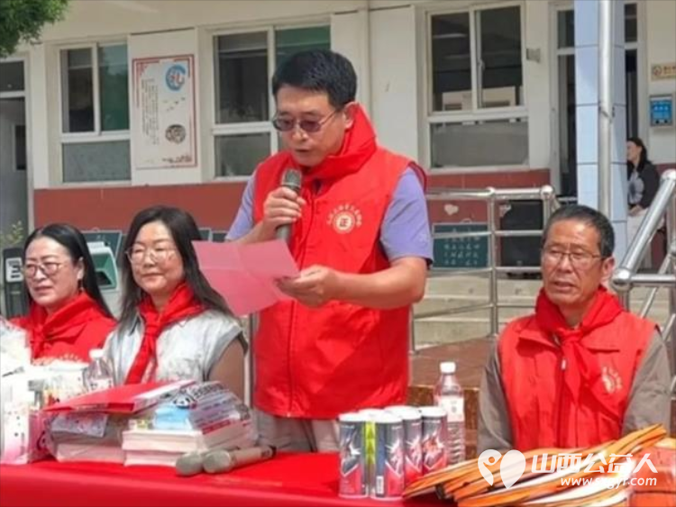 长治市正能量公益协会志愿服务团队三队走进屯留区西流寨中心校举办欢度六一关爱乡村留守儿童爱润童心拥抱长往美好未来捐赠关爱活动捐赠了书包文具盒等学习和体育用品 - 第5张 - 山西公益人 长治市正能量公益协会志愿服务团队三队走进屯留区西流寨中心校举办欢度六一关爱乡村留守儿童爱润童心拥抱长往美好未来捐赠关爱活动捐赠了书包文具盒等学习和体育用品 - 第5张