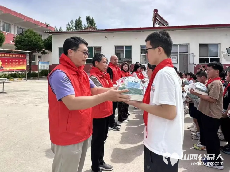 长治市正能量公益协会志愿服务团队三队走进屯留区西流寨中心校举办欢度六一关爱乡村留守儿童爱润童心拥抱长往美好未来捐赠关爱活动捐赠了书包文具盒等学习和体育用品 - 第20张 - 山西公益人 长治市正能量公益协会志愿服务团队三队走进屯留区西流寨中心校举办欢度六一关爱乡村留守儿童爱润童心拥抱长往美好未来捐赠关爱活动捐赠了书包文具盒等学习和体育用品 - 第20张