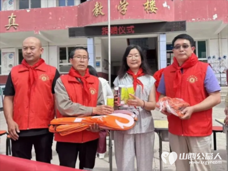 长治市正能量公益协会志愿服务团队三队走进屯留区西流寨中心校举办欢度六一关爱乡村留守儿童爱润童心拥抱长往美好未来捐赠关爱活动捐赠了书包文具盒等学习和体育用品 - 第7张 - 山西公益人 长治市正能量公益协会志愿服务团队三队走进屯留区西流寨中心校举办欢度六一关爱乡村留守儿童爱润童心拥抱长往美好未来捐赠关爱活动捐赠了书包文具盒等学习和体育用品 - 第7张