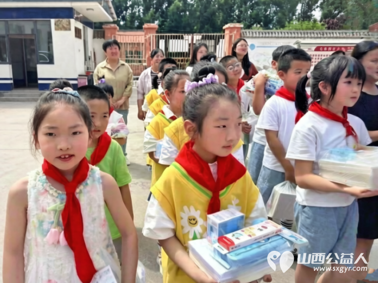 长治市正能量公益协会志愿服务团队三队走进屯留区西流寨中心校举办欢度六一关爱乡村留守儿童爱润童心拥抱长往美好未来捐赠关爱活动捐赠了书包文具盒等学习和体育用品 - 第23张 - 山西公益人 长治市正能量公益协会志愿服务团队三队走进屯留区西流寨中心校举办欢度六一关爱乡村留守儿童爱润童心拥抱长往美好未来捐赠关爱活动捐赠了书包文具盒等学习和体育用品 - 第23张