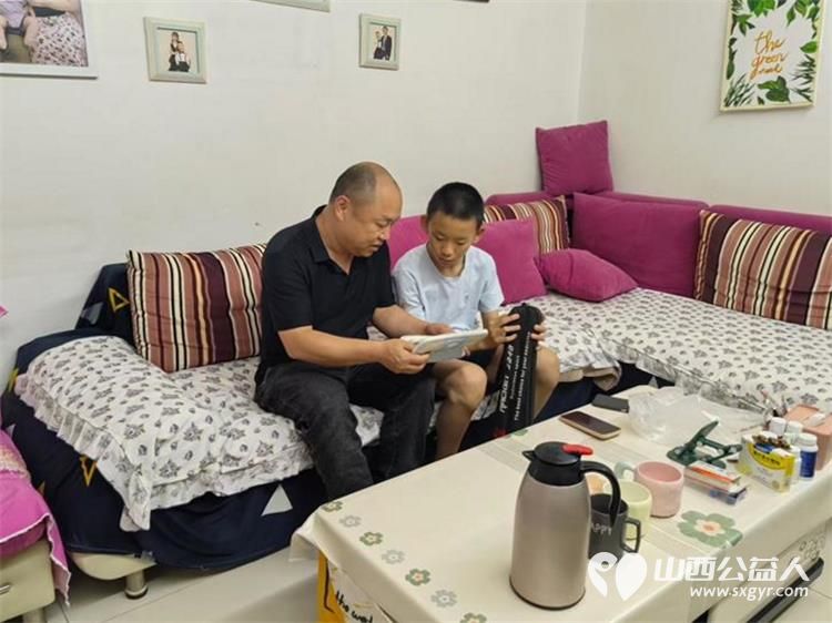 太原市烛光志愿服务中心主任孟小平六一儿童节走访困境儿童送上儿童节礼物 - 第5张 - 山西公益人 太原市烛光志愿服务中心主任孟小平六一儿童节走访困境儿童送上儿童节礼物 - 第5张
