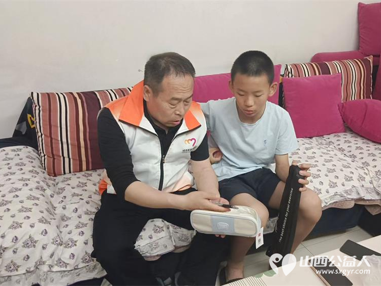 太原市烛光志愿服务中心主任孟小平六一儿童节走访困境儿童送上儿童节礼物 - 第3张 - 山西公益人 太原市烛光志愿服务中心主任孟小平六一儿童节走访困境儿童送上儿童节礼物 - 第3张
